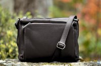 Ko�en� crossbody kabelka 5542 tmav� hn�d�, MAXFLY